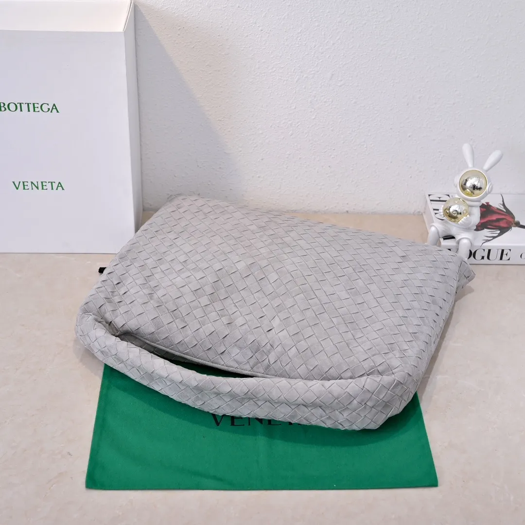 Batch 2160 #Bv Yangjin large size HOP cowhide, the bag body and handles are made of a whole piece of woven leather. The bag body is soft and lazy. Hop symbolizes the praise of innovation and eternal craftsmanship [love]. The pyramid silhouette combines practicality and fashion. Modern and casual, the bag mouth is double-sided closed design, more convenient and safe! Made of soft cowhide and full of texture, this is a must-have for fashionable ladies who like minimalism, comfort and casualness! Model: 3970 Dimensions: 54x24x13